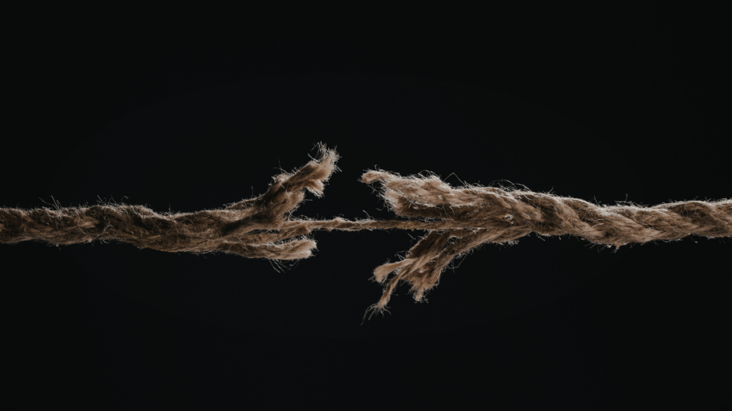 Corde très tendue sur le point de se rompre, symbolisant la douleur chronique et l'épuisement du corps.