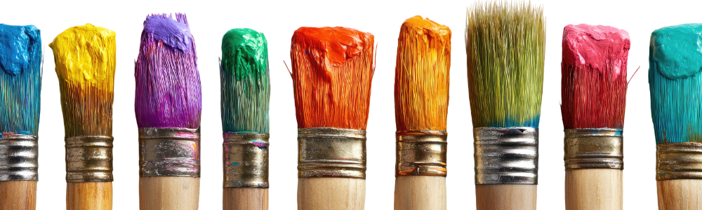 Pinceaux chargés de peinture colorée illustrant le choix des couleurs en décoration intérieure.
