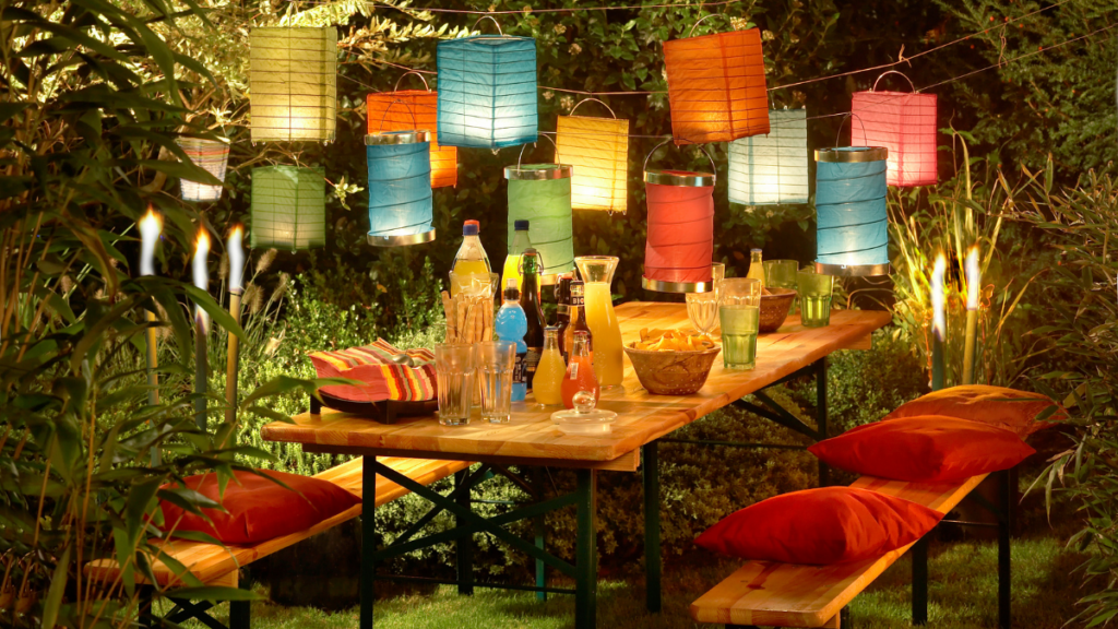 Table de jardin colorée éclairée par des lanternes, illustrant les changements et les nouvelles priorités après 50 ans.