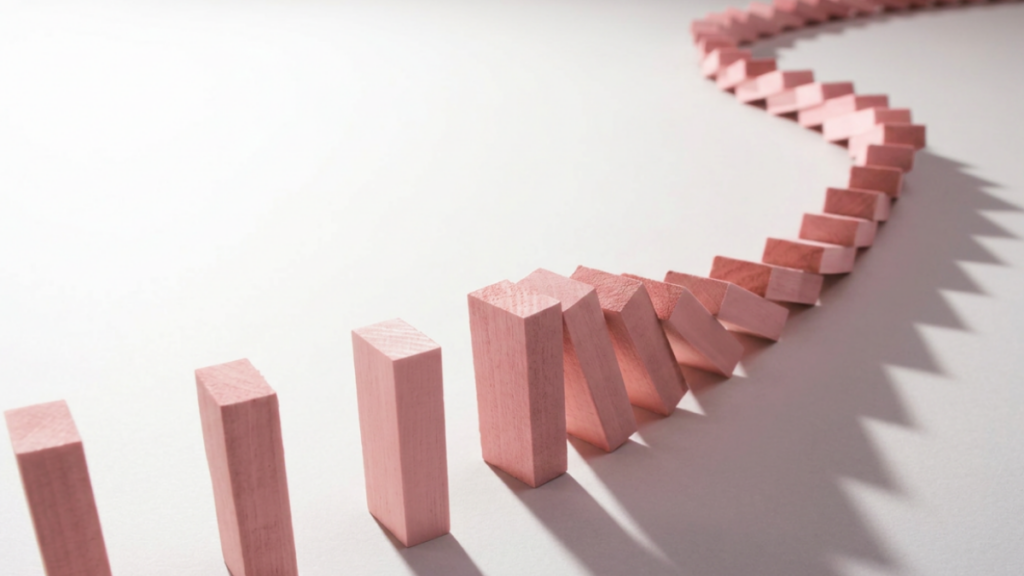 Dominos en bois illustrant les conséquences d'un changement et l'effet d'une prise de décision.